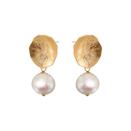 Gold stud earrings with pearls